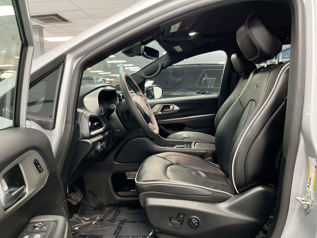 Used 2024 Chrysler Pacifica Premium image 14