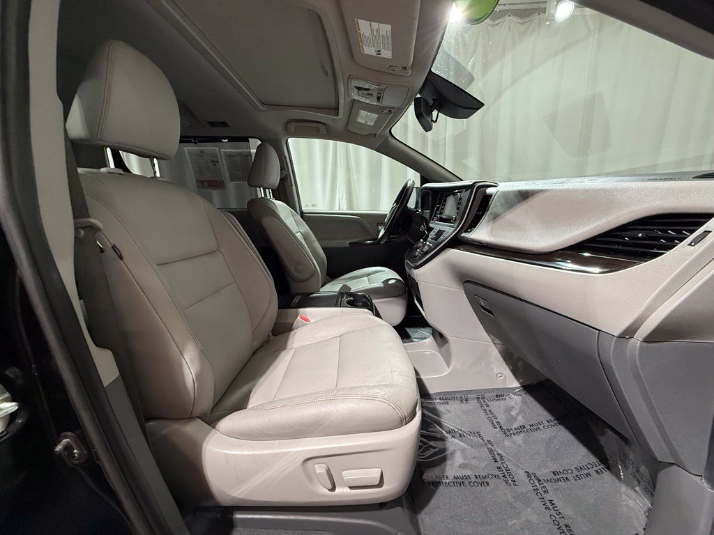 Used 2020 Toyota Sienna XLE w/ Carpet Mat Package FWD image 24