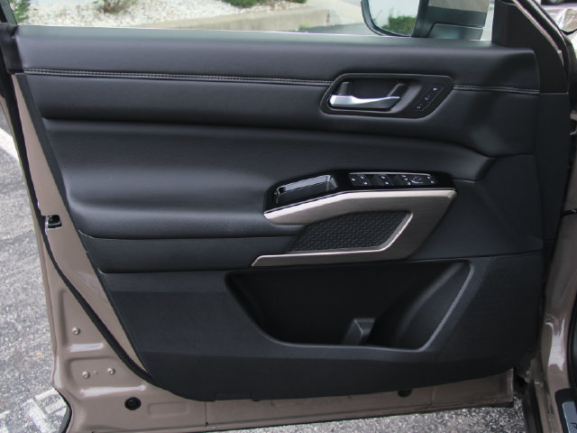 Certified 2025 Nissan Pathfinder Platinum AWD/4WD image 13