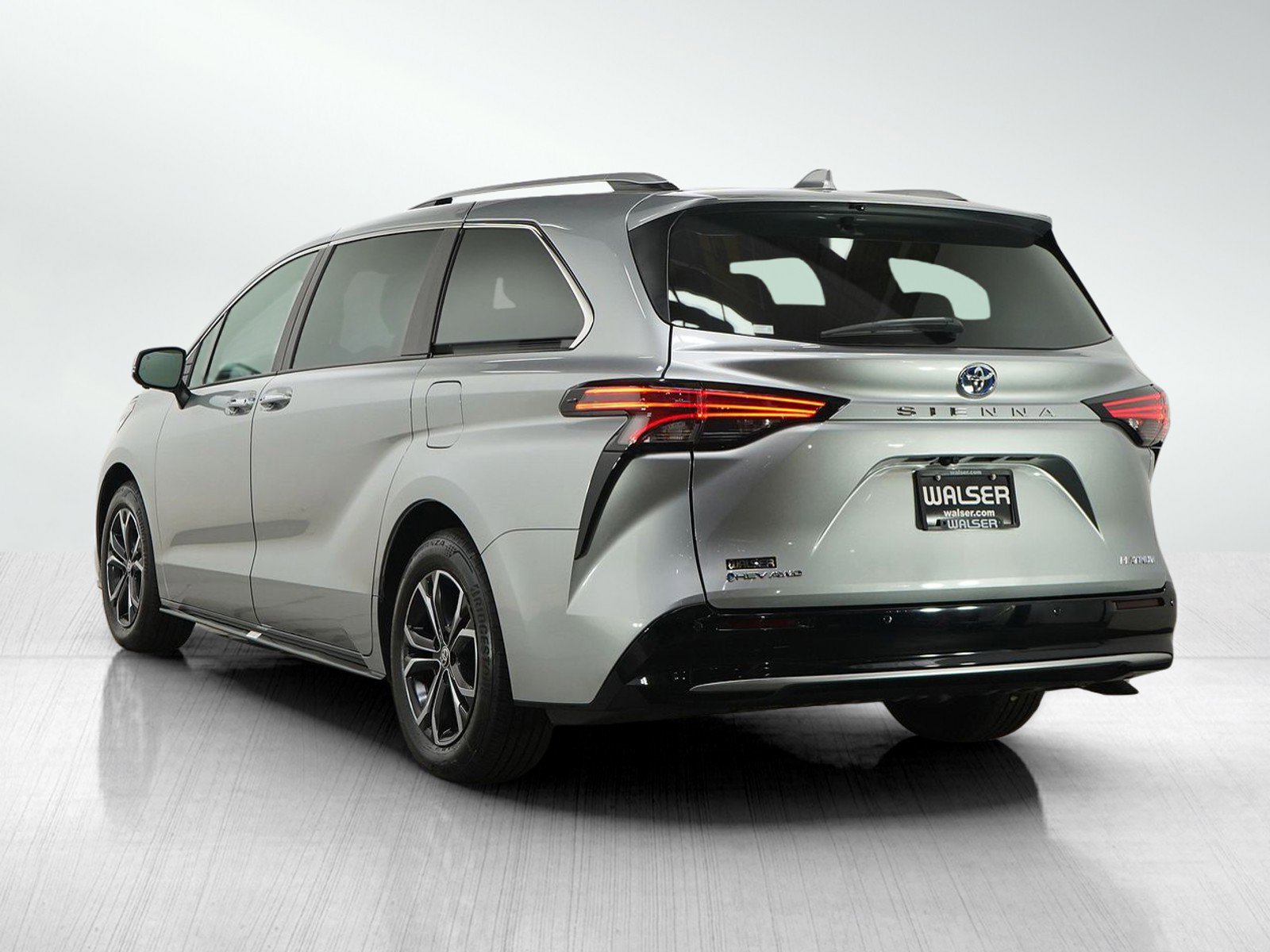 Used 2025 Toyota Sienna Platinum AWD/4WD image 3