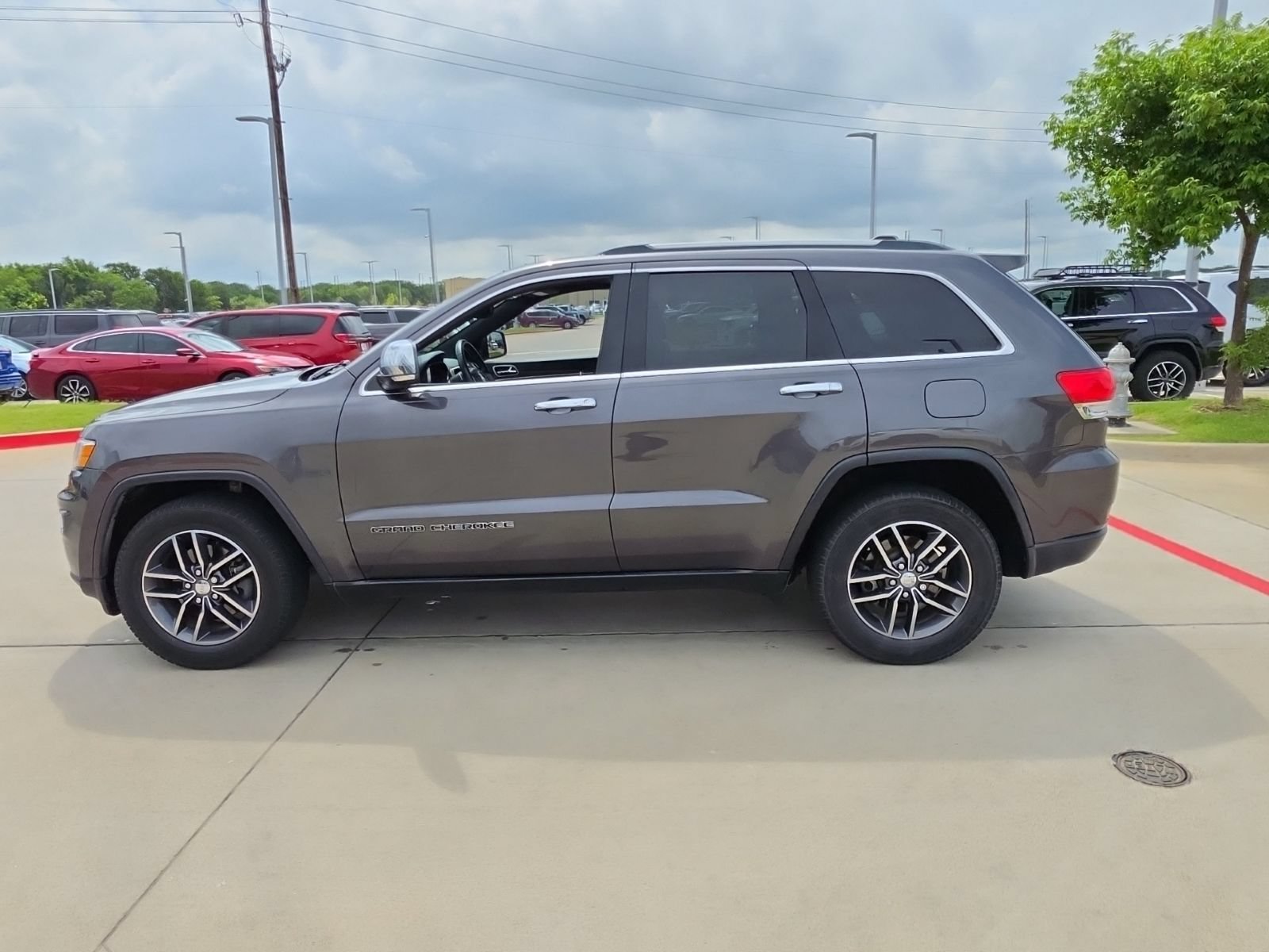 Used 2017 Jeep Grand Cherokee Limited RWD image 2