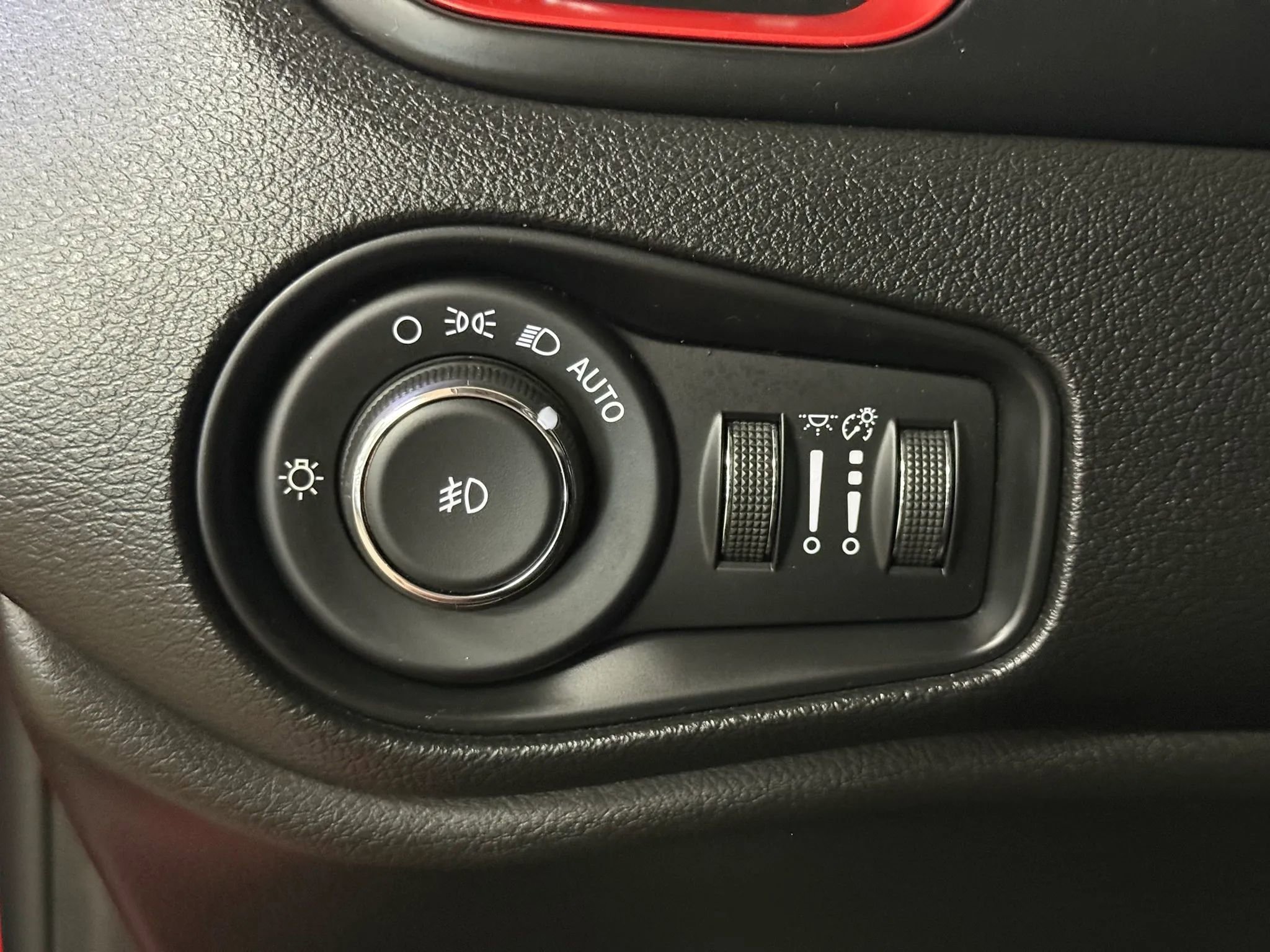 Used 2018 Jeep Renegade Trailhawk w/ UConnect 8.4 Nav Group image 23