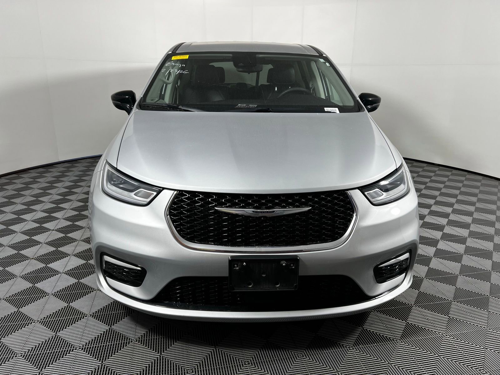 Used 2024 Chrysler Pacifica Touring-L image 2