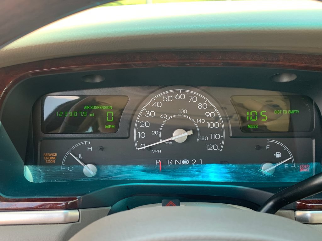 Used 2004 Lincoln Town Car Ultimate RWD image 8