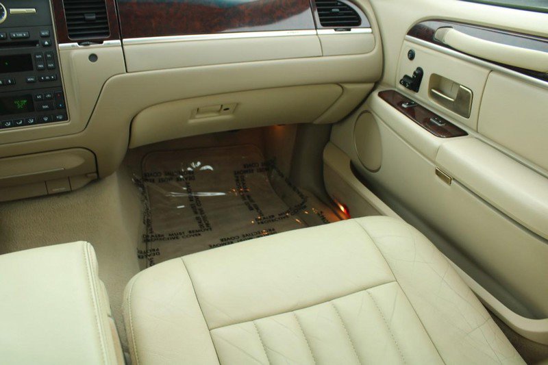 Used 2006 Lincoln Town Car Signature image 17