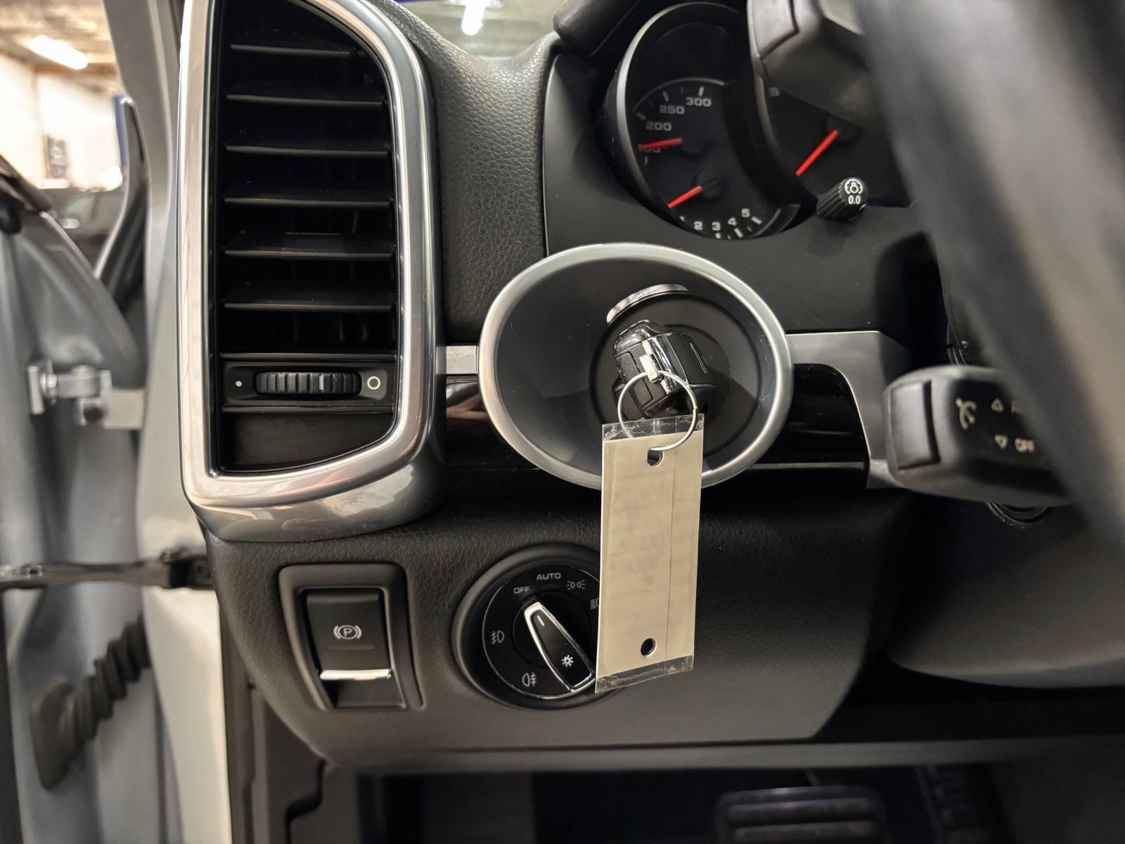 Used 2018 Porsche Cayenne AWD/4WD image 16