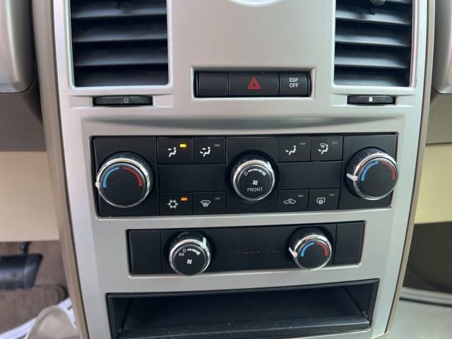 Used 2009 Chrysler Town & Country Touring image 17