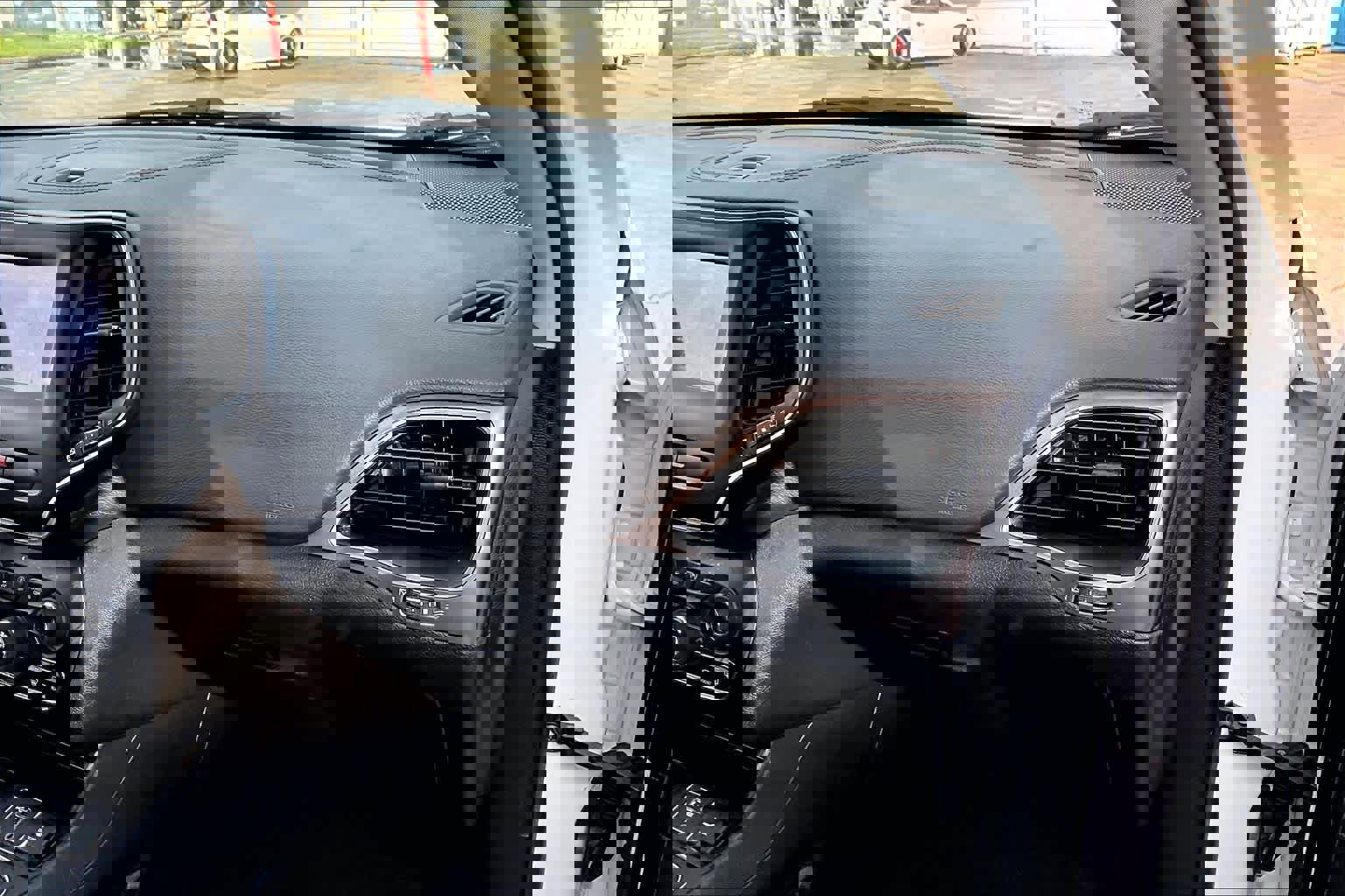 Used 2020 Jeep Cherokee Latitude FWD image 18