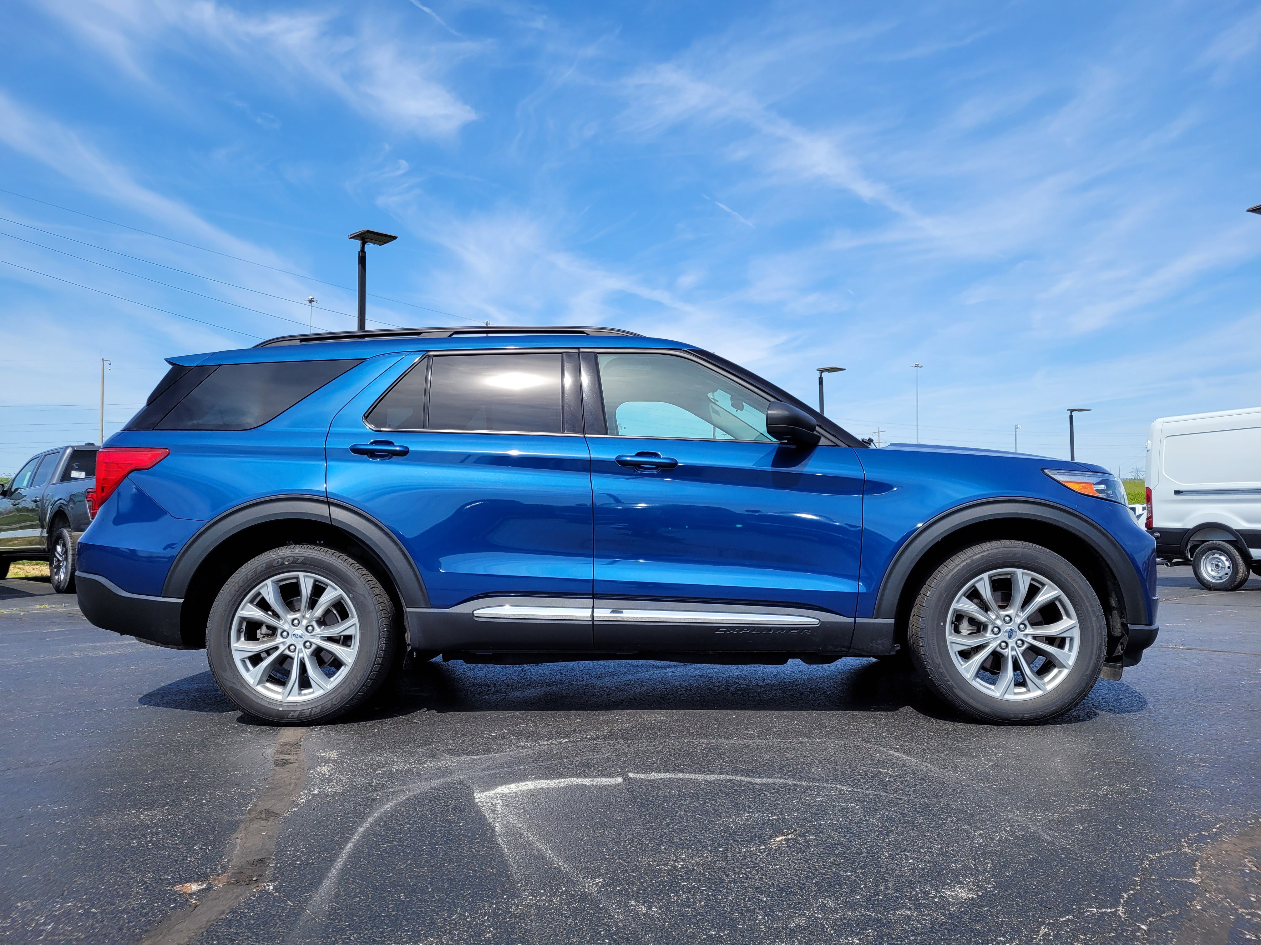 Used 2022 Ford Explorer XLT w/ Equipment Group 202A AWD/4WD image 2