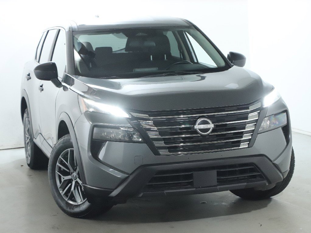 Used 2024 Nissan Rogue S image 2