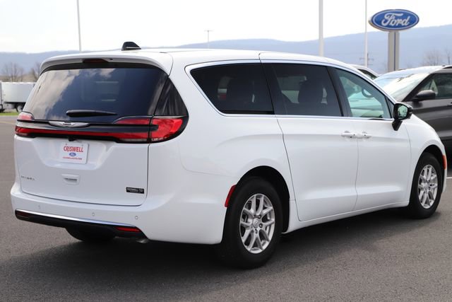 Used 2026 Chrysler Pacifica Select image 6
