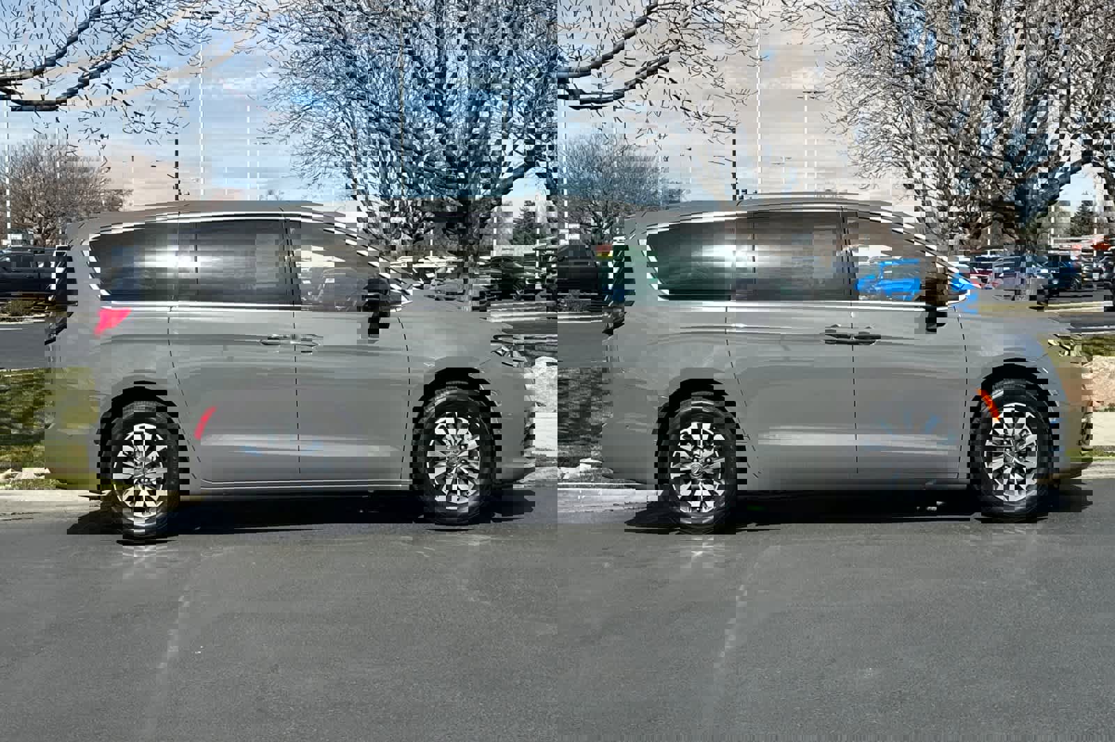 Used 2025 Chrysler Pacifica Select w/ Uconnect Theater Family Group image 8