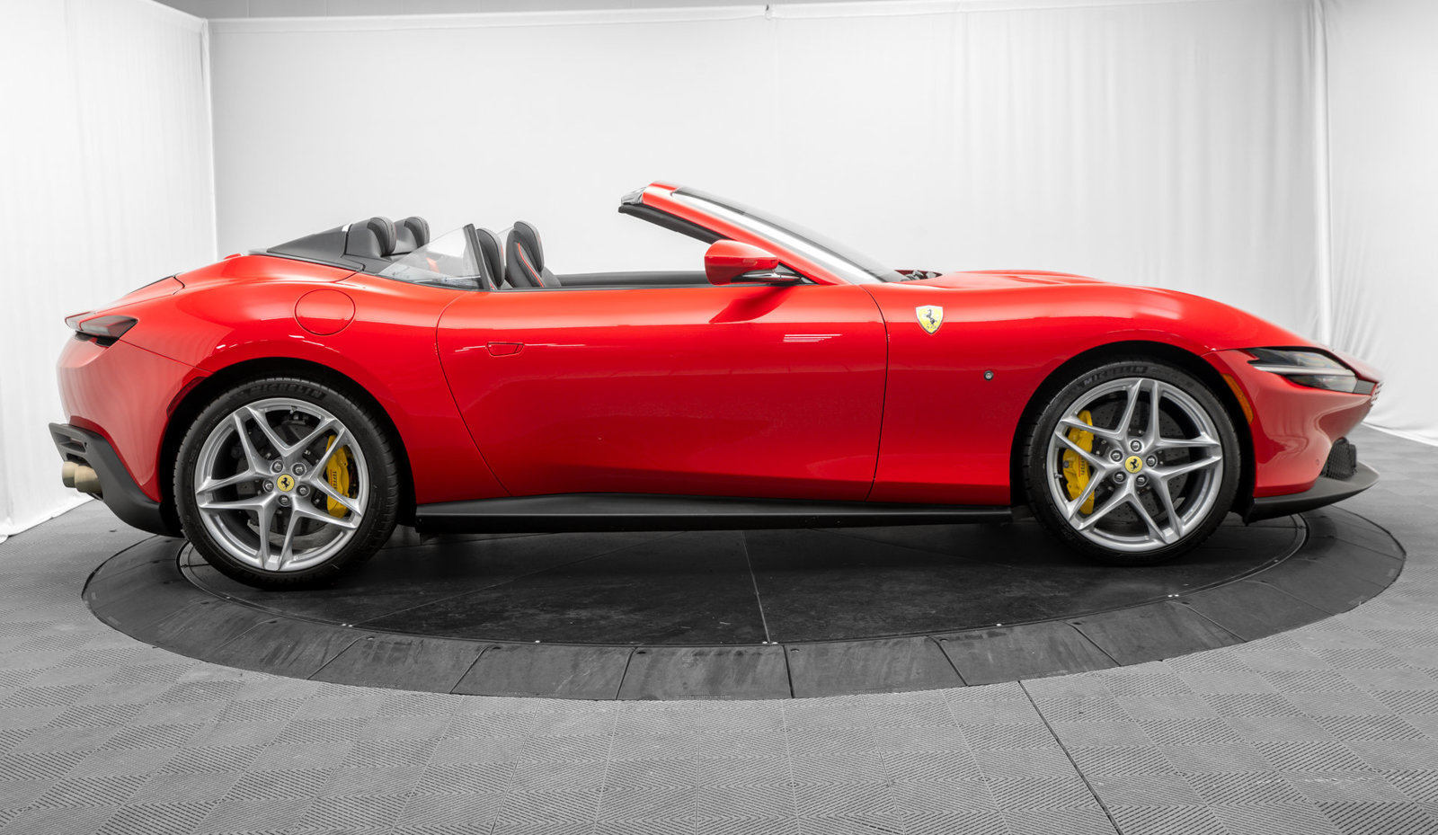 Used 2026 Ferrari Roma Spider RWD image 8