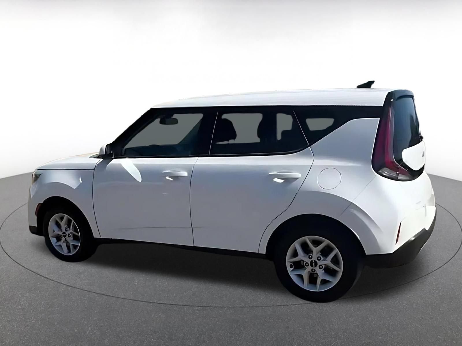 Used 2025 Kia Soul LX w/ LX Technology Package FWD image 8