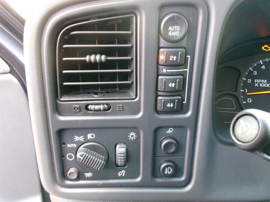 Used 2003 Chevrolet Avalanche 4x4 w/ Suspension Package, Off-Road image 33