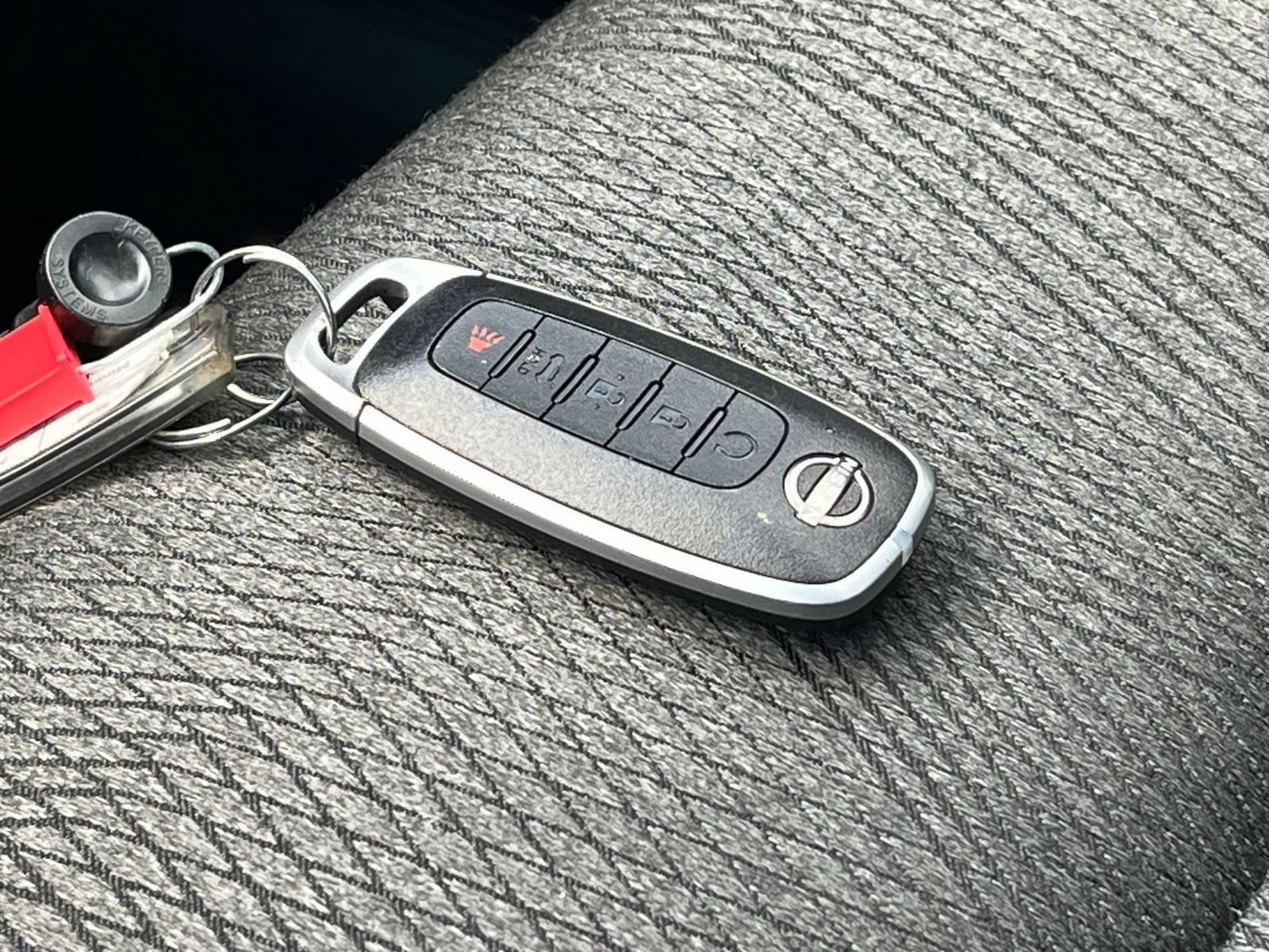 Used 2025 Nissan Rogue SV FWD image 21