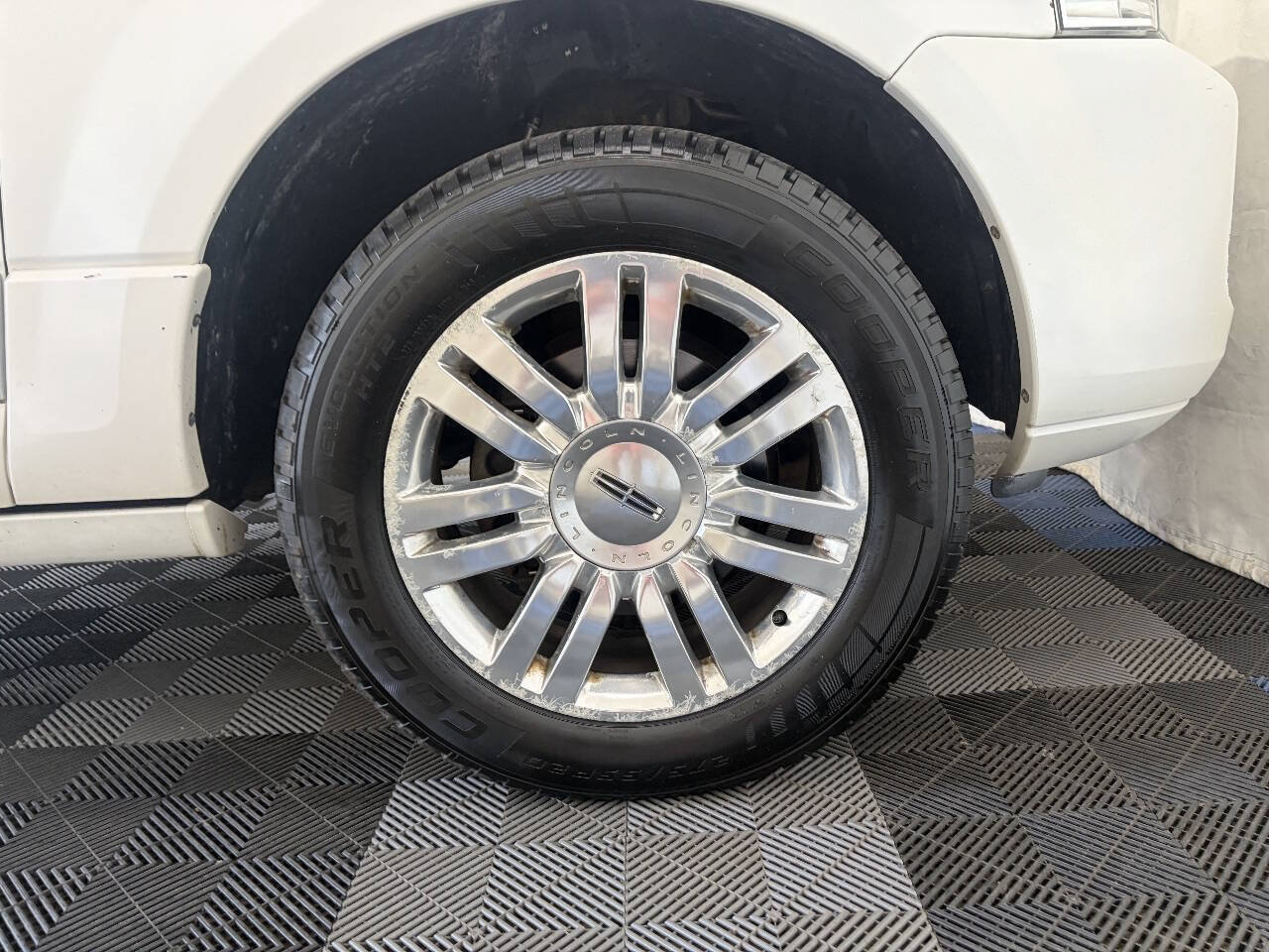 Used 2014 Lincoln Navigator L 4WD image 28