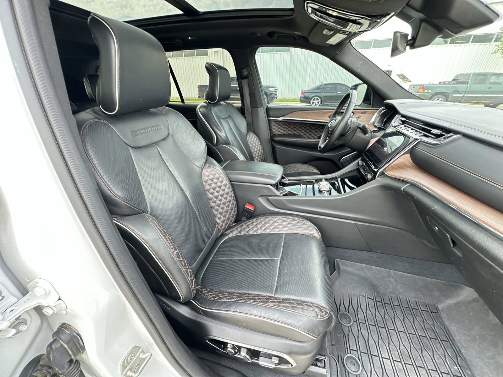 Used 2023 Jeep Grand Cherokee Summit AWD/4WD image 29