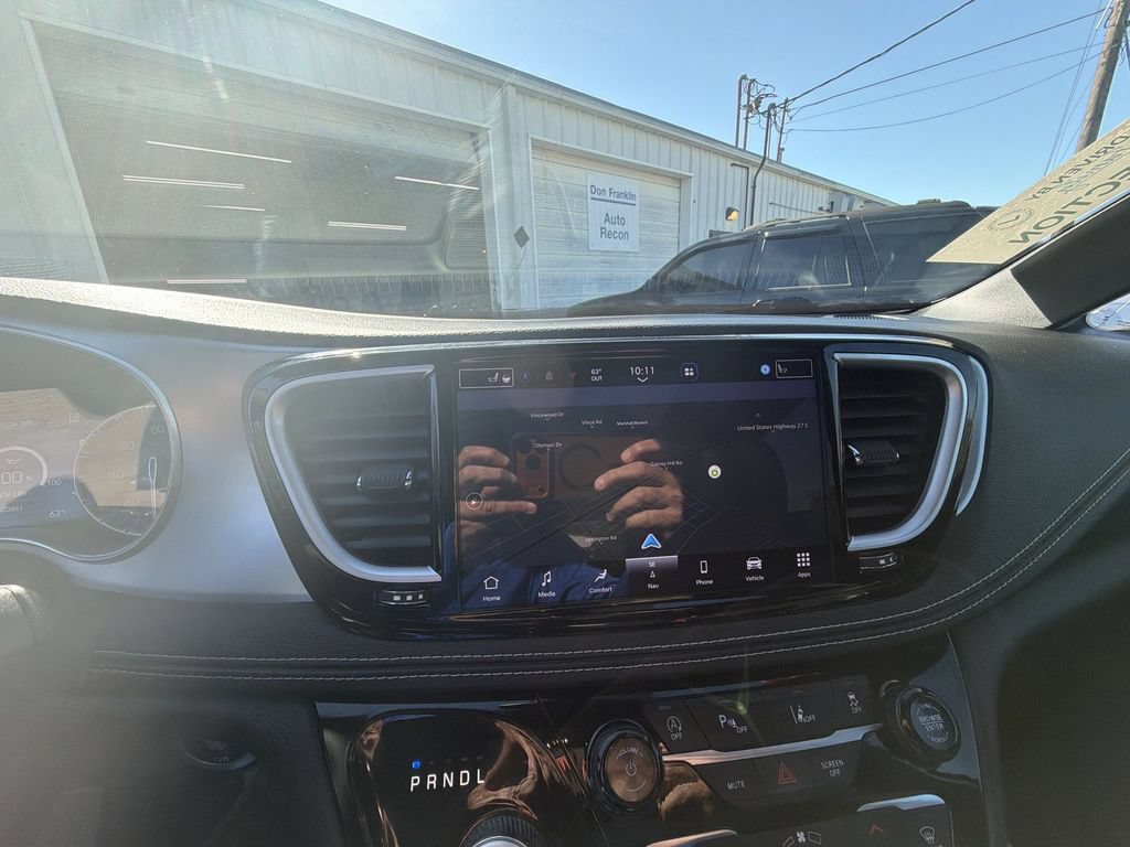 Used 2025 Chrysler Pacifica Limited FWD image 18
