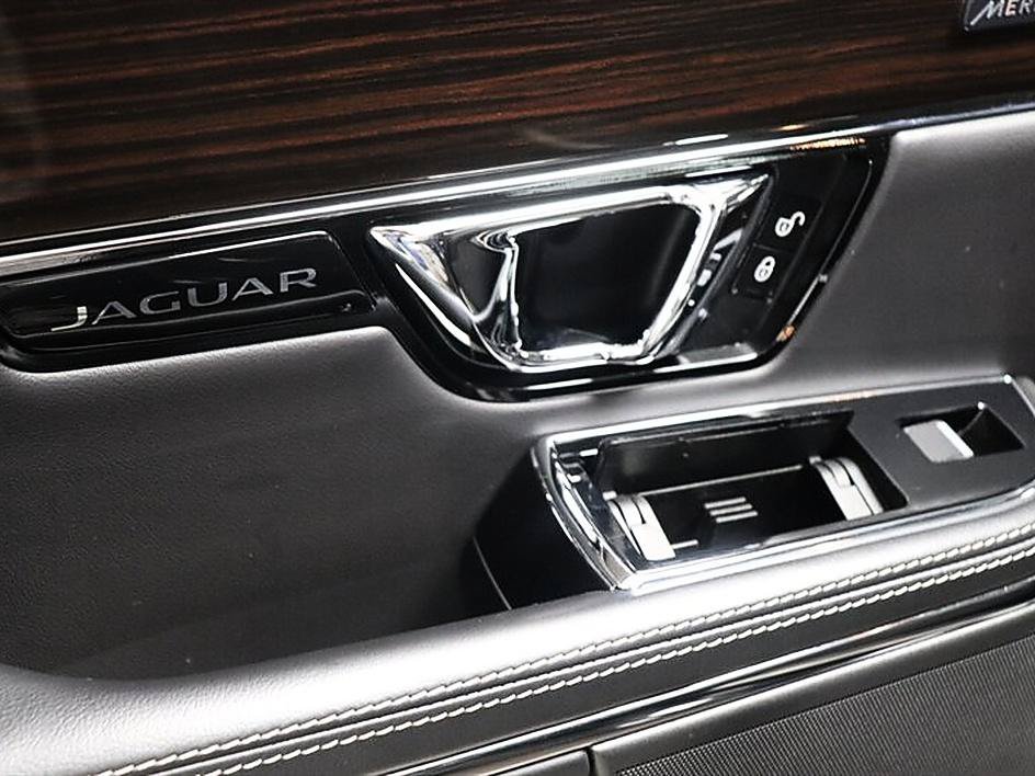 Used 2015 Jaguar XJ L Portfolio RWD image 20