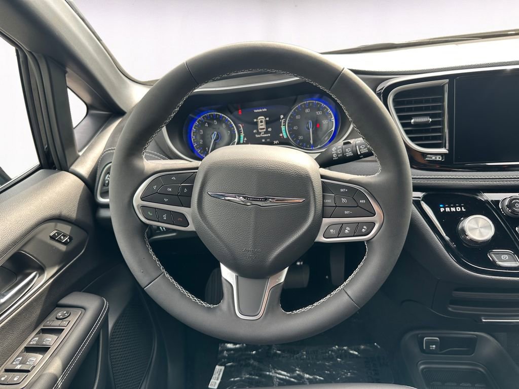 New 2026 Chrysler Pacifica Select image 12