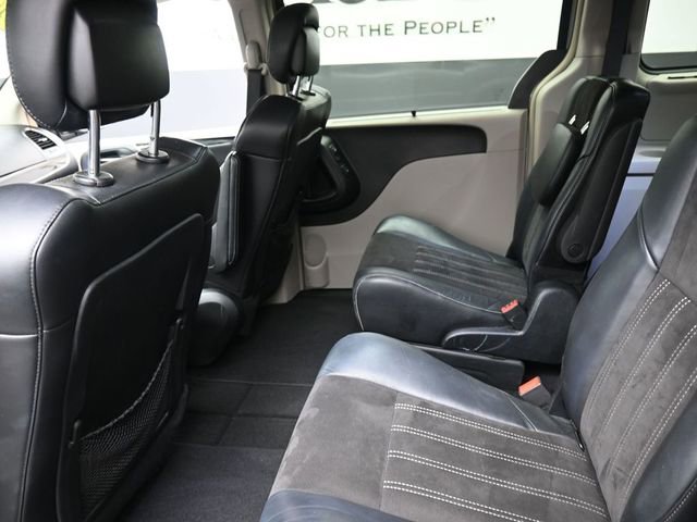 Used 2014 Chrysler Town & Country Touring-L image 23