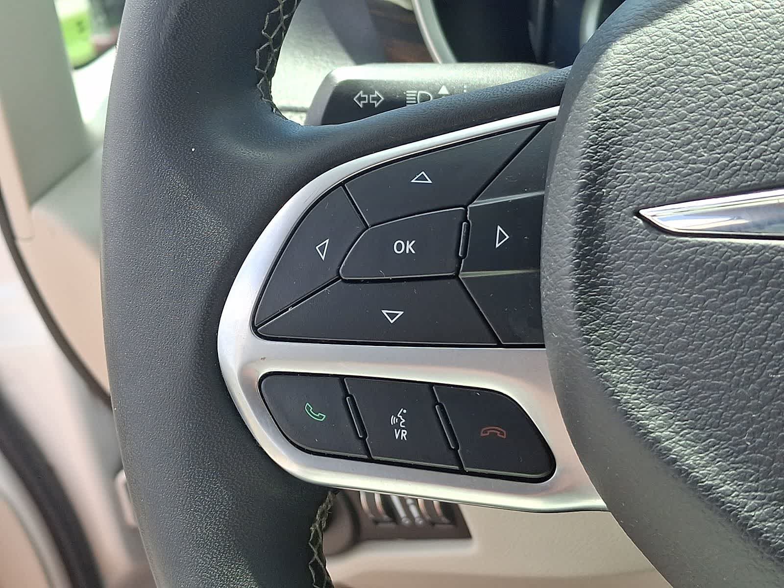 Used 2023 Chrysler Pacifica Limited FWD image 21