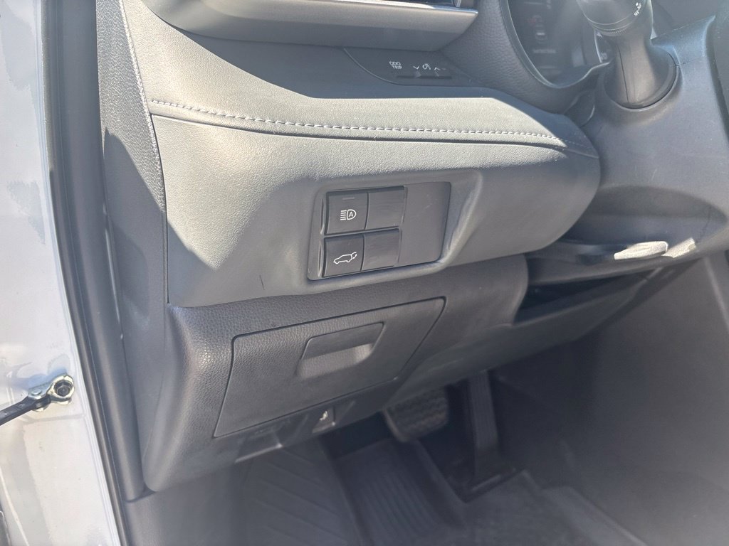 Used 2022 Toyota Highlander LE AWD/4WD image 5