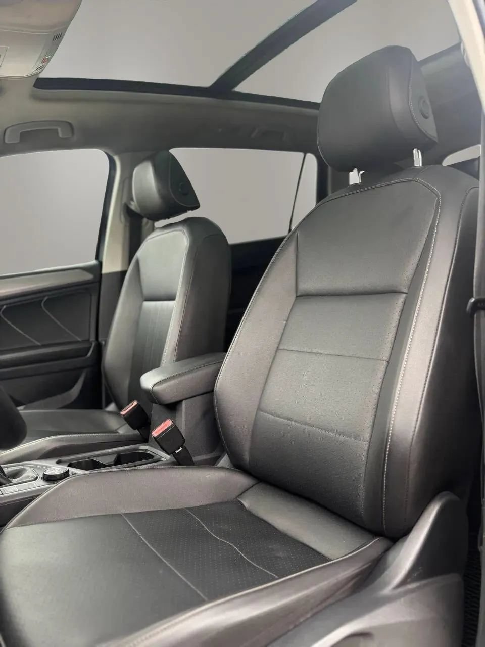 Used 2022 Volkswagen Tiguan SE w/ Panoramic Sunroof Package AWD/4WD image 11