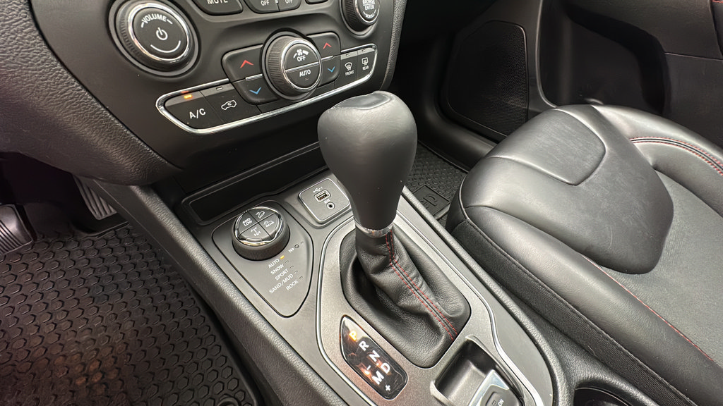 Used 2019 Jeep Cherokee Trailhawk w/ Comfort/Convenience Group AWD/4WD image 20