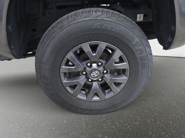 Used 2020 Toyota Tacoma SR5 RWD image 30