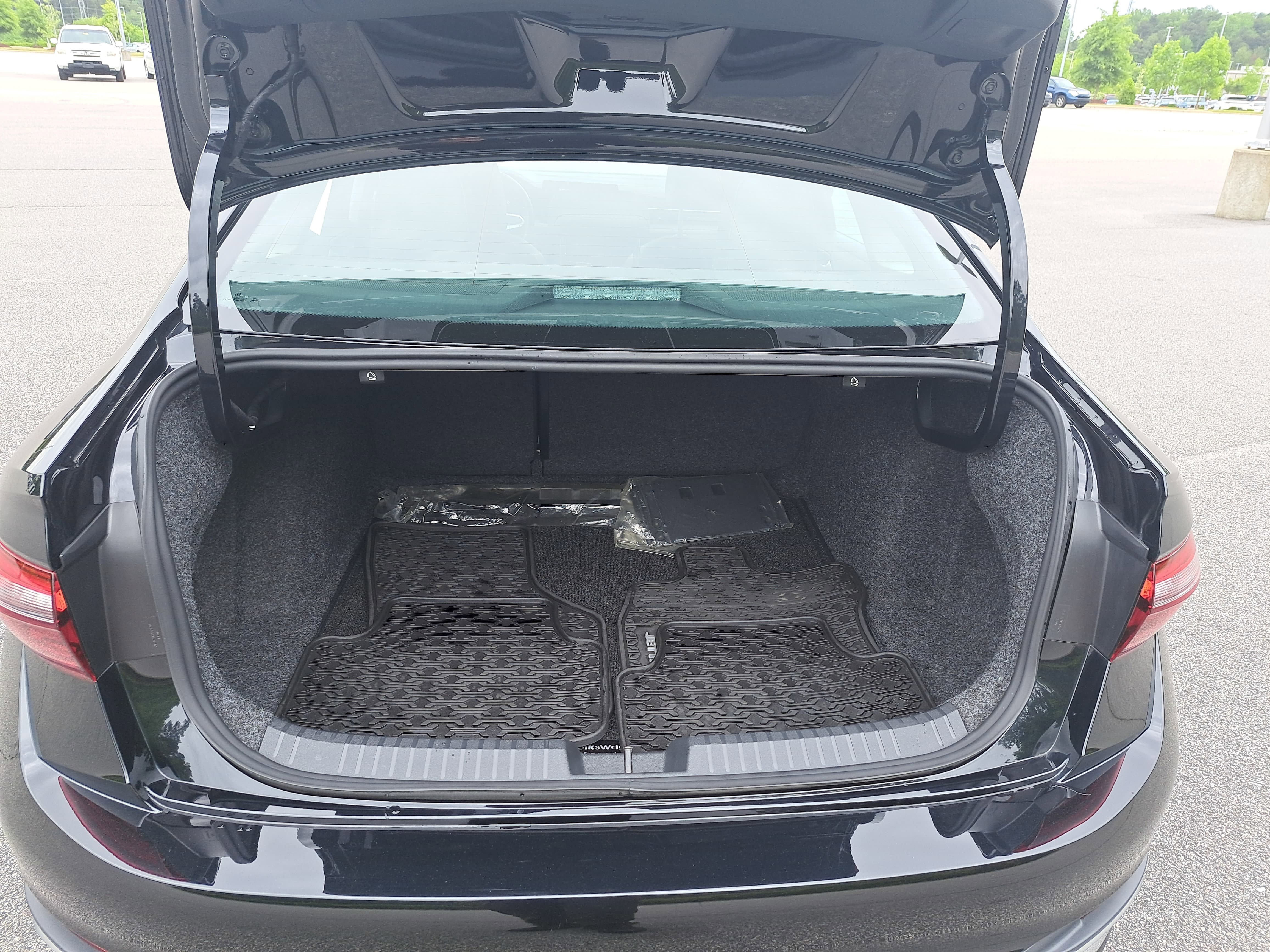 Used 2025 Volkswagen Jetta SEL FWD image 12