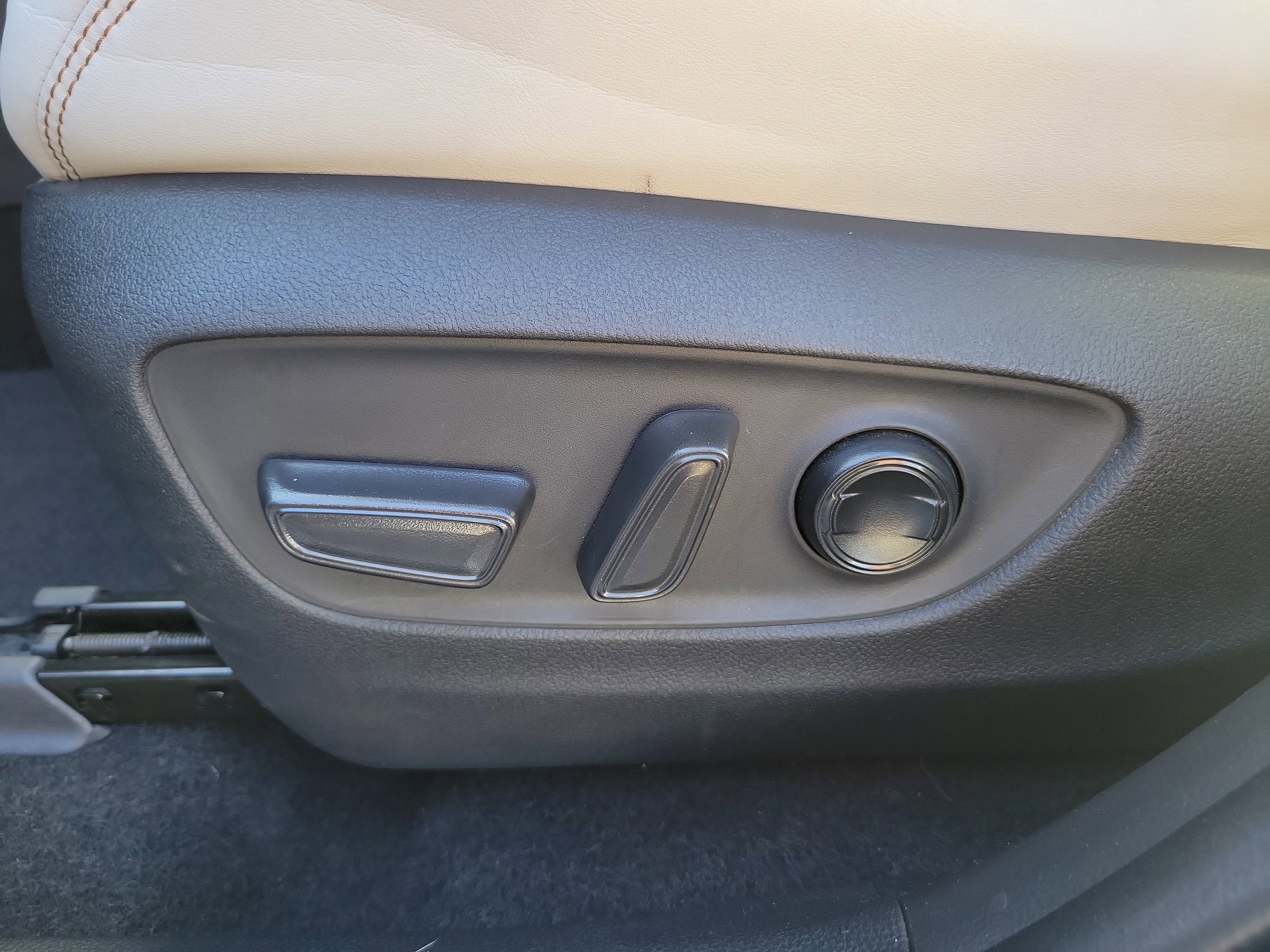 Used 2022 Toyota RAV4 XLE Premium image 20