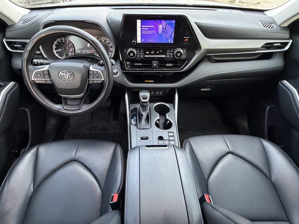 Used 2024 Toyota Highlander XLE FWD image 12