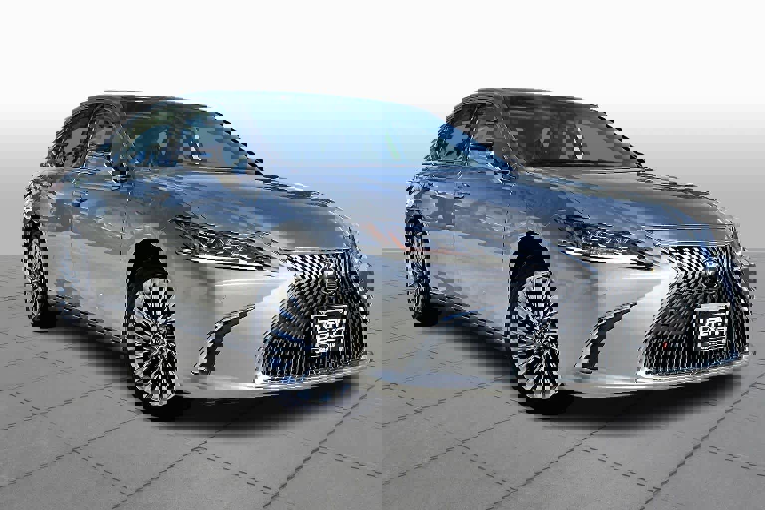 Used 2019 Lexus ES 350 Ultra Luxury w/ Accessory Package image 2