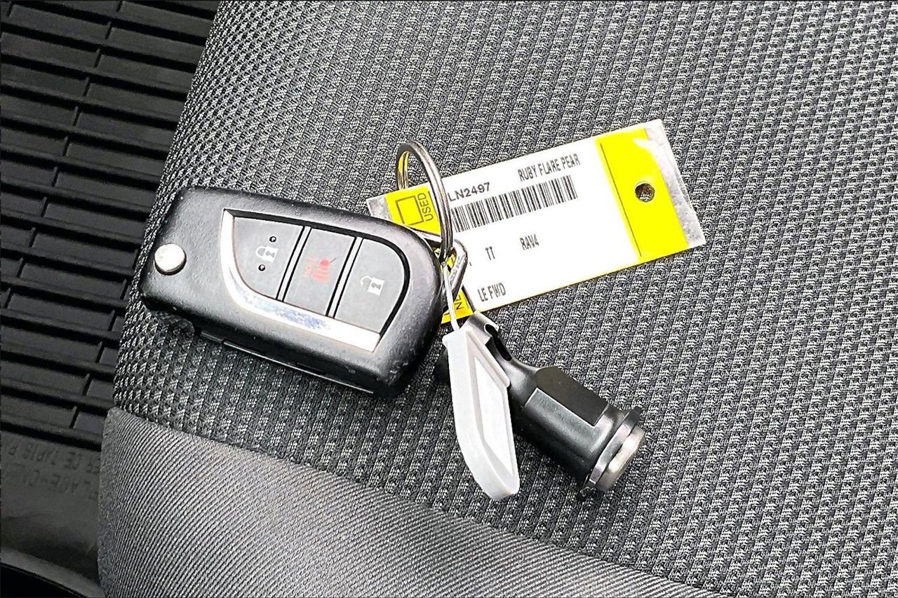 Used 2021 Toyota RAV4 LE image 27