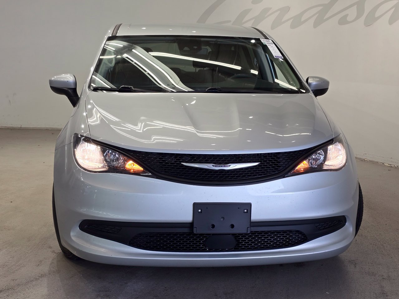 Used 2023 Chrysler Voyager LX FWD image 2
