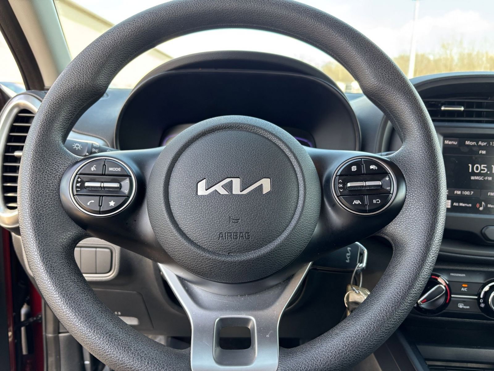 Used 2025 Kia Soul LX w/ LX Technology Package FWD image 27