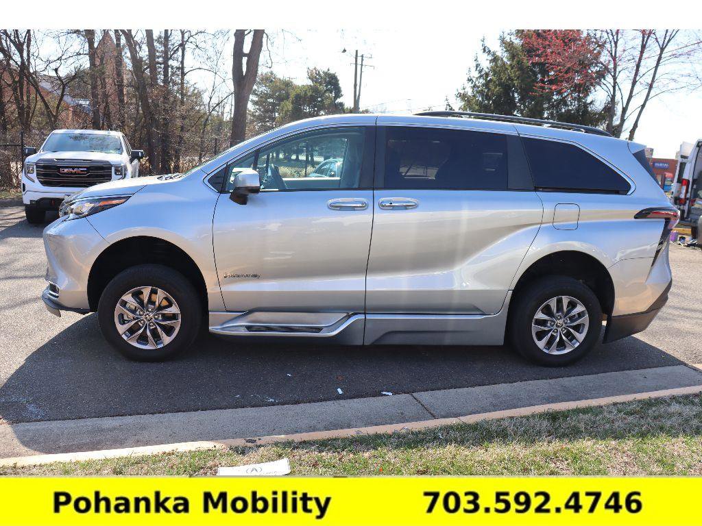 Used 2023 Toyota Sienna XLE w/ XLE Plus Package image 4