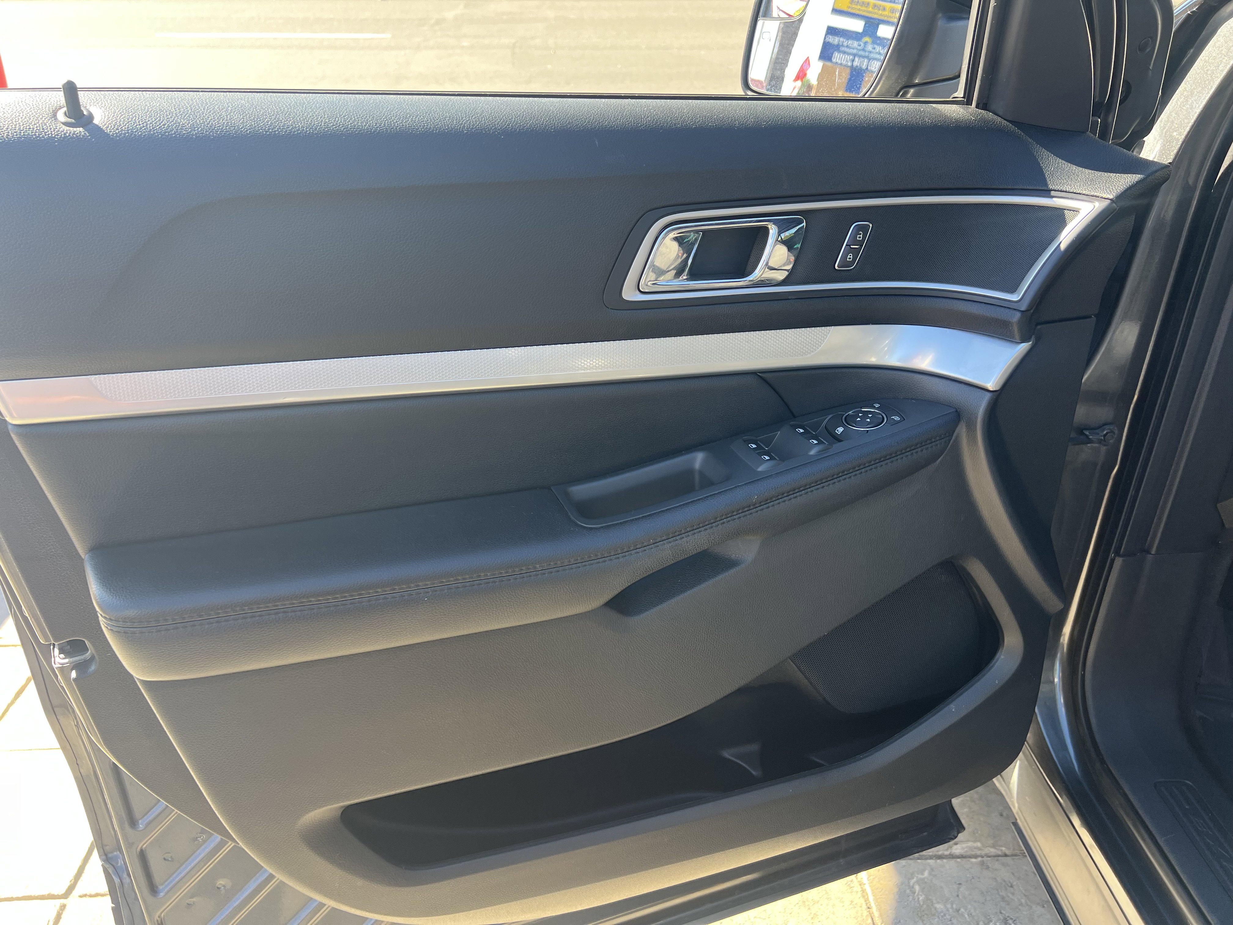 Used 2017 Ford Explorer XLT w/ Equipment Group 201A image 10