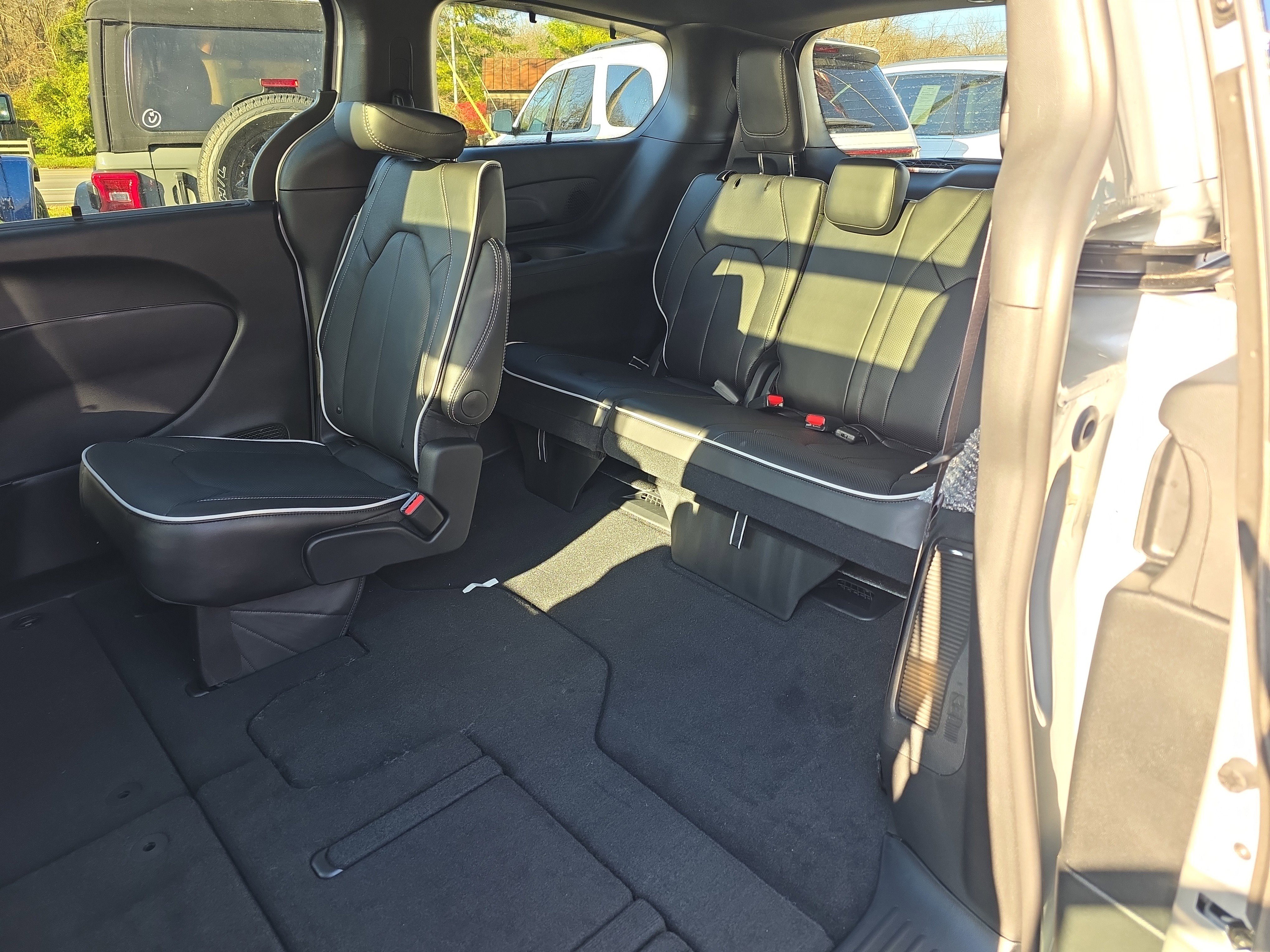 New 2026 Chrysler Pacifica Limited w/ Uconnect Theater Family Group image 17