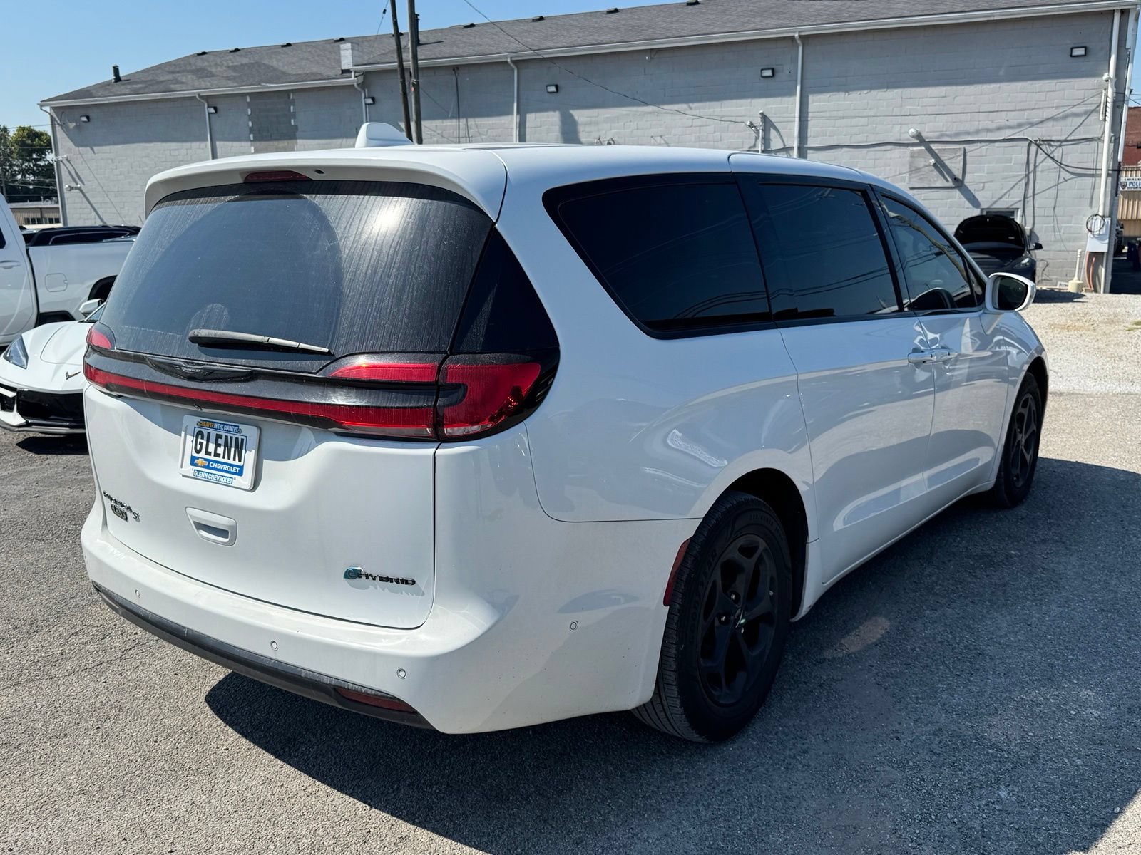 Used 2022 Chrysler Pacifica Limited w/ Uconnect Theater Family Group FWD image 6