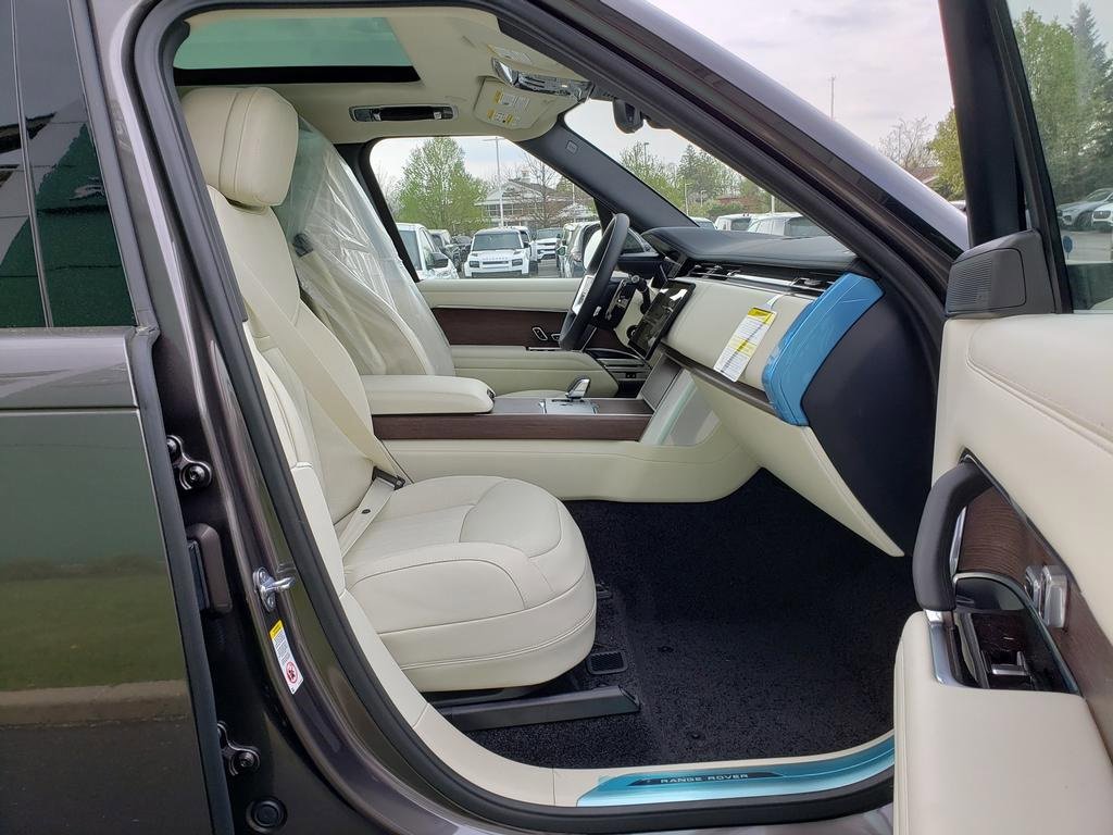 New 2025 Land Rover Range Rover Long Wheelbase SE image 17