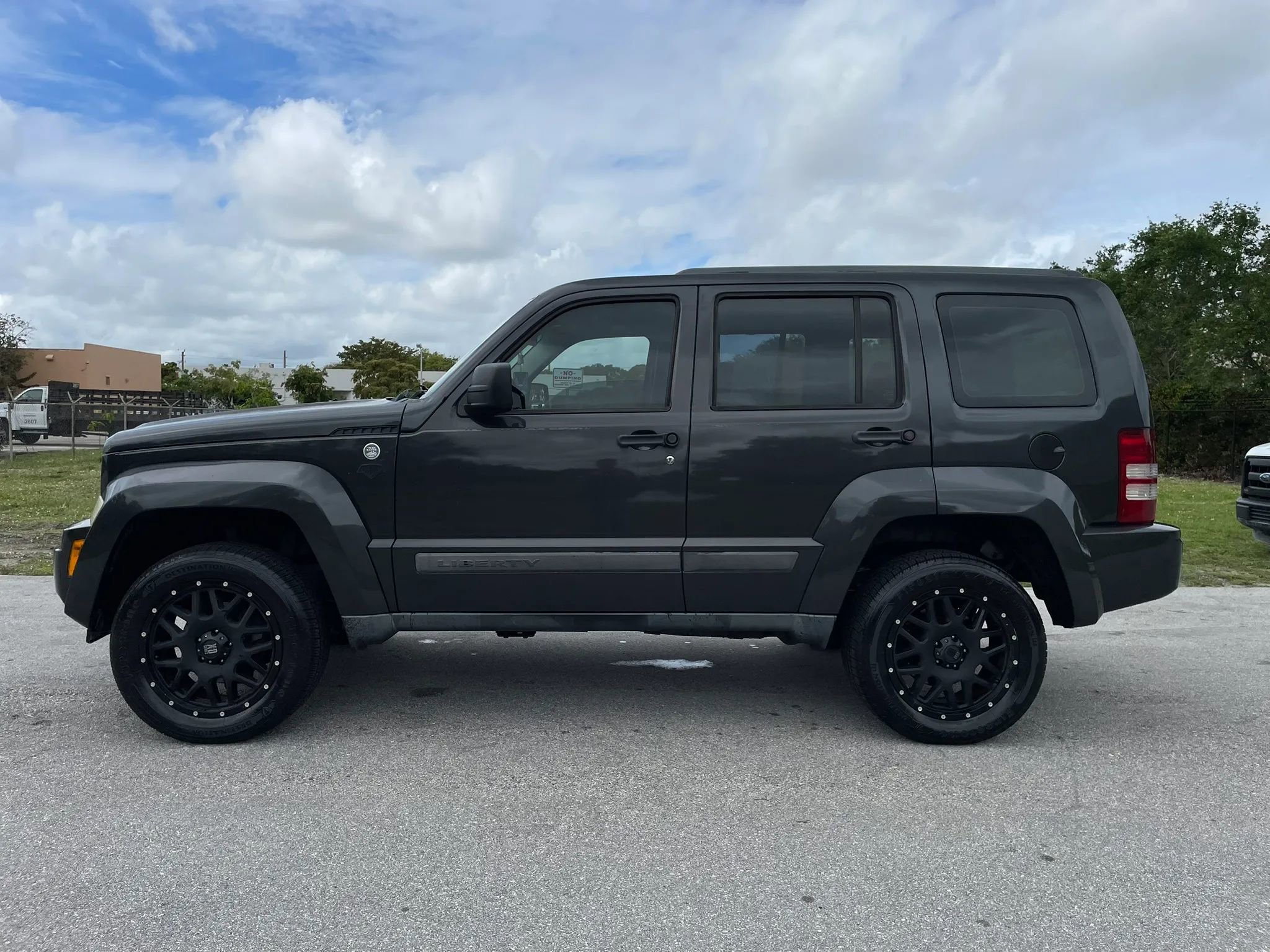 Used 2011 Jeep Liberty Sport image 6