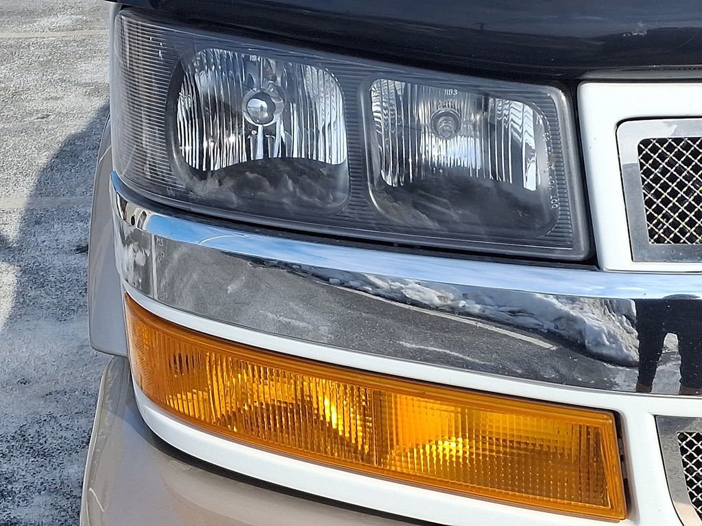 Used 2018 Chevrolet Express 2500 w/ Enhanced Convenience Package image 8