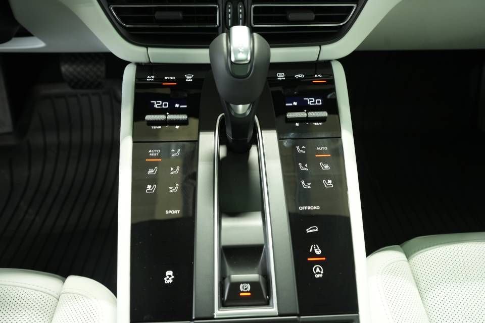 Certified 2026 Porsche Macan AWD/4WD image 23