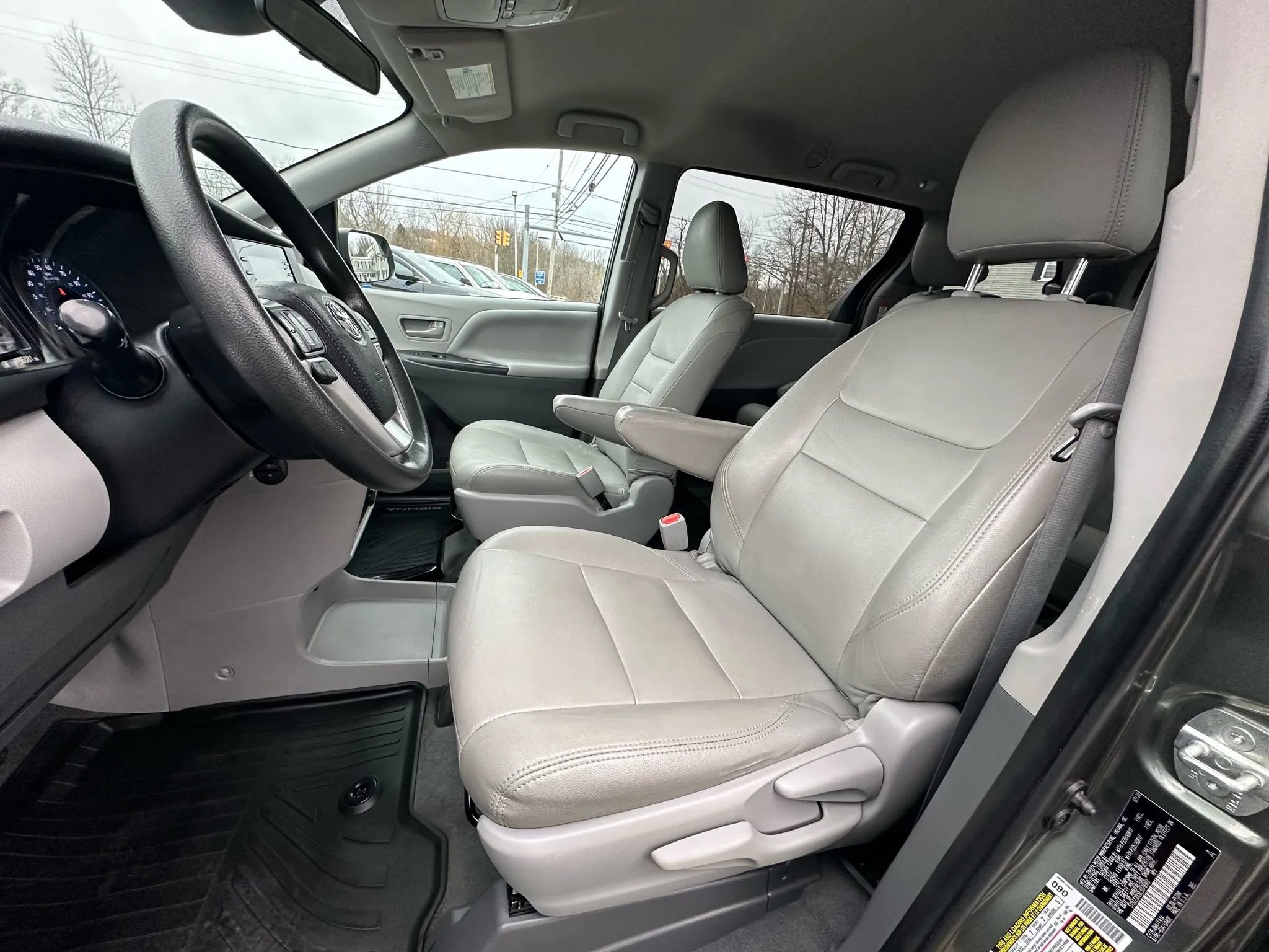 Used 2020 Toyota Sienna L image 13