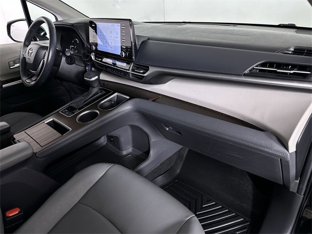 Used 2024 Toyota Sienna XLE image 30