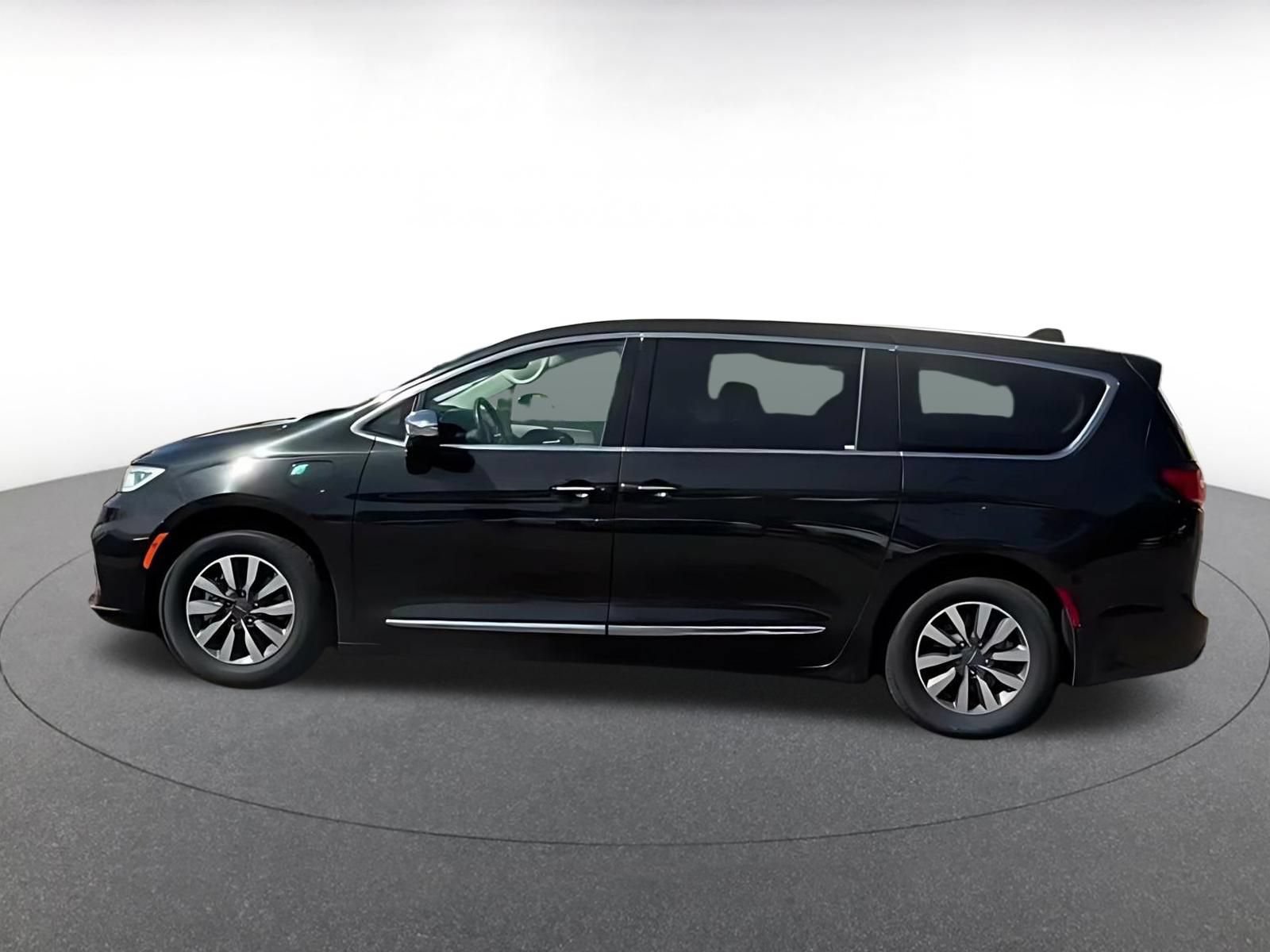 Used 2023 Chrysler Pacifica Limited FWD image 8