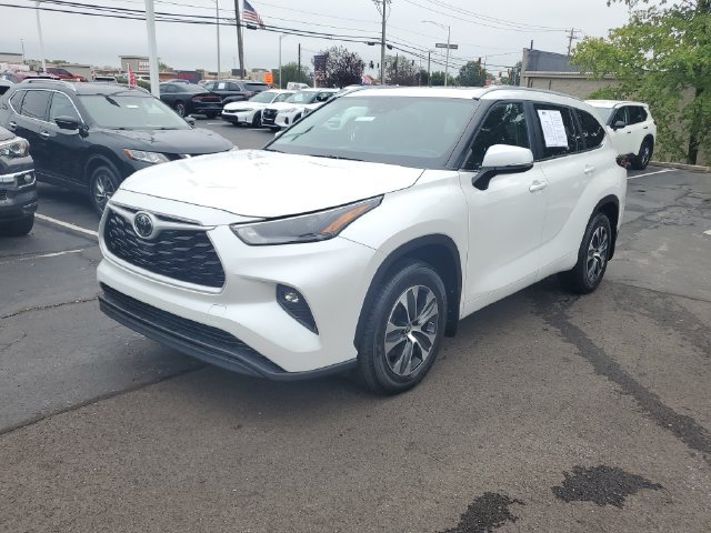 Used 2024 Toyota Highlander XLE AWD/4WD image 2